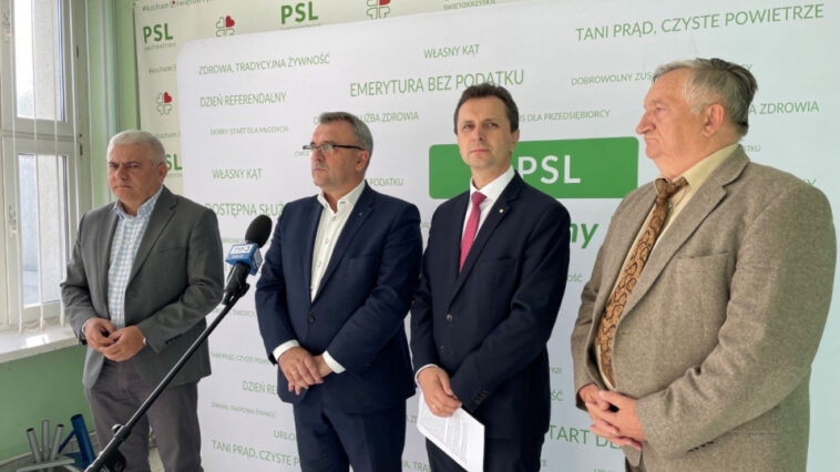 28.09.2021. Konferencja PSL. Na zdjęciu (od lewej): radni sejmiku PSL - Andrzej Swajda, Piotr Żołądek, Leszek Wawrzyła, Tadeusz Kowalczyk Fot. Michał Kita / Radio Kielce