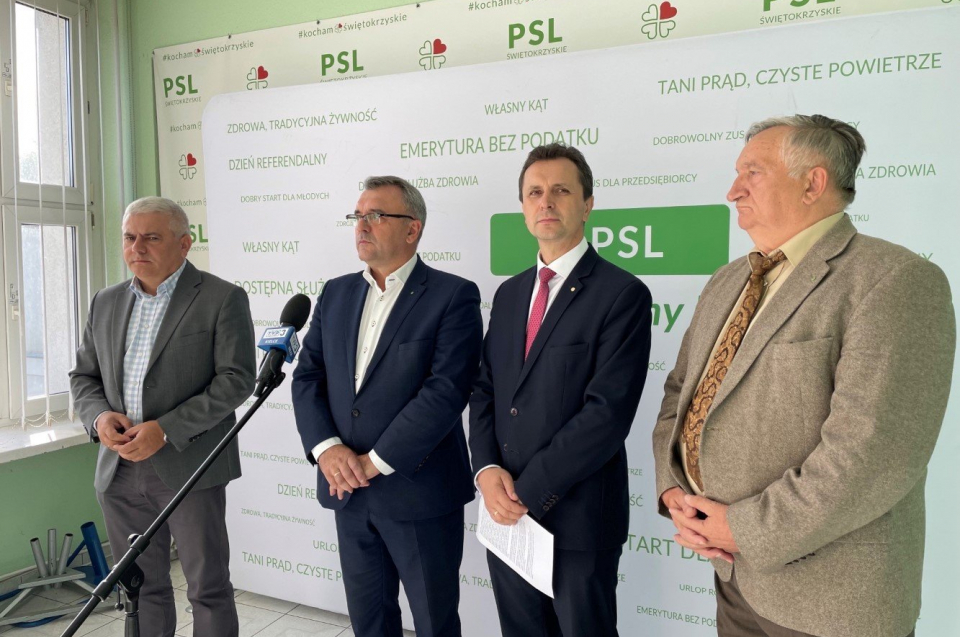 28.09.2021. Konferencja PSL. Na zdjęciu (od lewej): radni sejmiku PSL - Andrzej Swajda, Piotr Żołądek, Leszek Wawrzyła, Tadeusz Kowalczyk Fot. Michał Kita / Radio Kielce